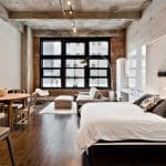 Lit escamotable king urbain blanc lustré dans un loft.